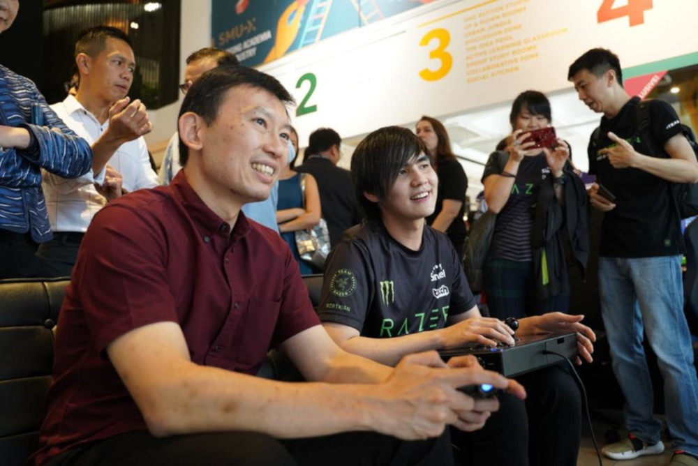 Chee Hong Tat (left), senior minister of state for trade and industry, and Ho Kun Xian, a professional e-gamer, play a game of u00e2u20acu02dcStreet Fighteru00e2u20acu2122. u00e2u20acu201d TODAY pic